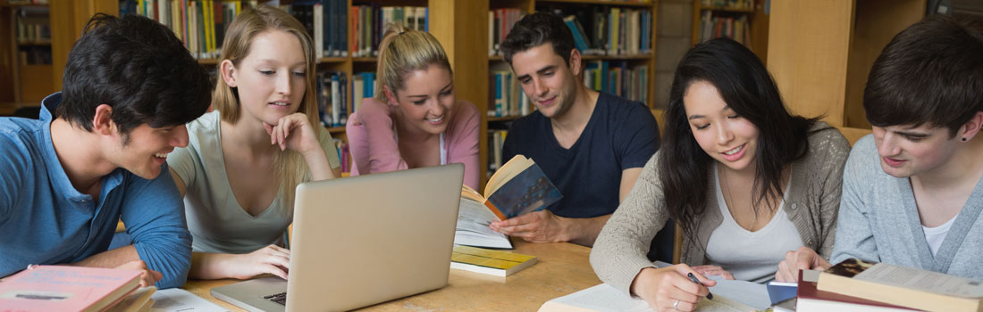 Studierende in Bibliothek