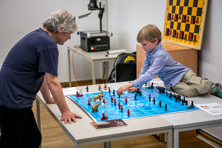 Makruk im Playmobil- und Lego-Look: René Gralla, der das Set gebastelt hat (li.), bei einem Testmatch gegen Turnierteilnehmer Paul Geißler (re.). Foto: Christoph Harder