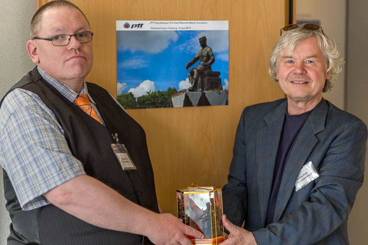 Ein König für kluge Köpfe: Turnierdirektor René Gralla (re.) und Turnierleiter Jürgen Woscidlo (li.) mit dem Preis der Naresuan University. Foto: Christoph Harder