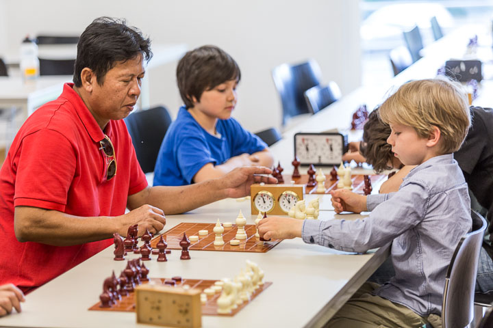 Die Generationen vereint beim Makruk: Surasak Pradaenschat (li.) gegen Paul Geißler (re.); im Hintergrund (mit blauem T-Shirt) Ian Meinköhn. Foto: Christoph Harder