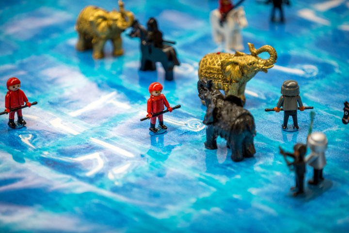 Was eine Partie Makruk wirklich darstellt: eine Schlacht im Reisfeld, als Reenactment en miniature mit dem Demo-Set von René Gralla. Foto: Christoph Harder